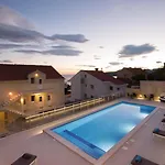 Konukevi Samba 4*