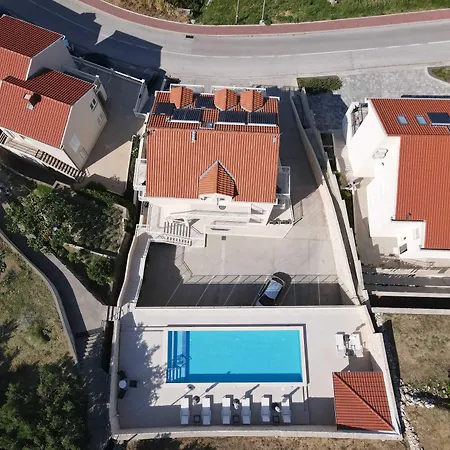 Gostinjska kuća Samba 4*